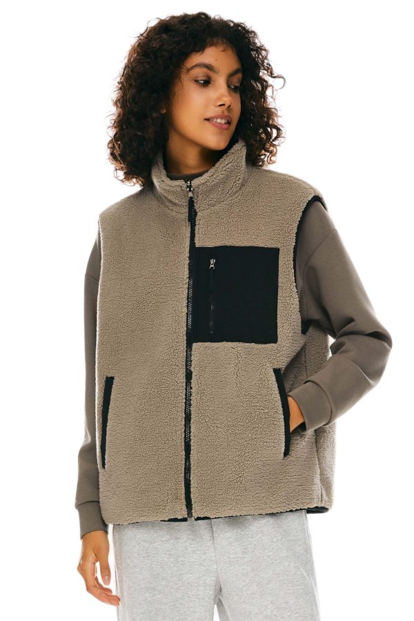 Oversized Fleece Reversible Vest Sherpa with Pockets - Image 10