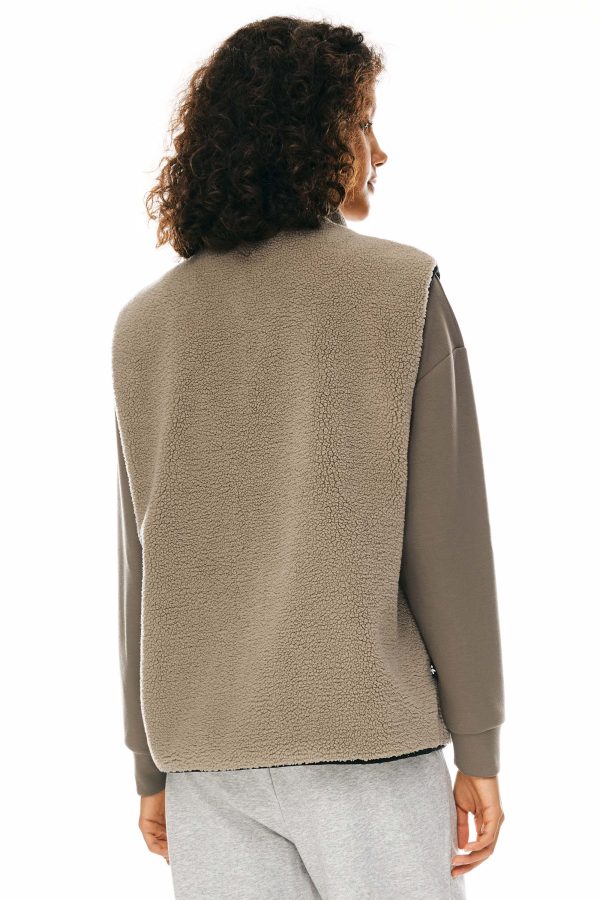 Oversized Fleece Reversible Vest Sherpa with Pockets - Image 11