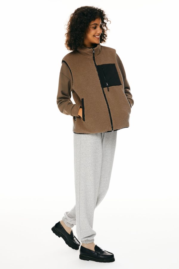 Oversized Fleece Reversible Vest Sherpa with Pockets - Image 17