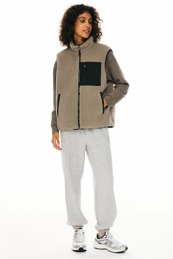 Oversized Fleece Reversible Vest Sherpa with Pockets - Image 9